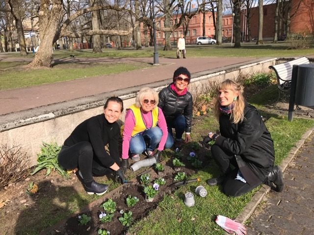 LC Pärnu Koidula naised aitasid kesklinna parkidesse õieilu tuua