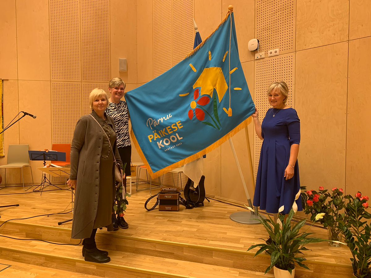LC Pärnu Koidula kinkis Pärnu Päikese Koolile uue lipu